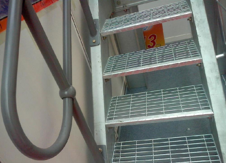 熱浸鍍鋅格柵板踏步 熱浸鍍鋅格柵板踏步