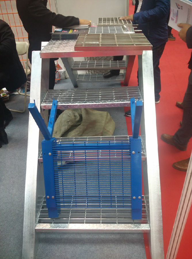 不銹鋼格柵踏步板 不銹鋼格柵踏步板